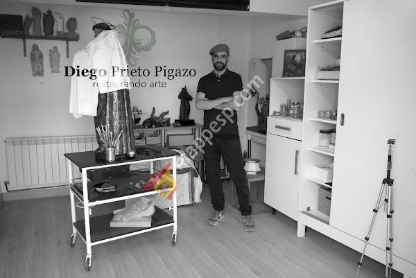 Diego Prieto Pigazo restaurando arte