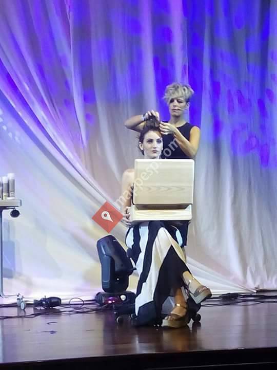 Marcos y Sara Peluqueros